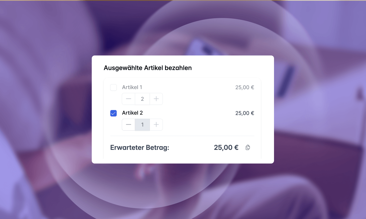 Glückliche Frau schaut auf das Buyer Portal
