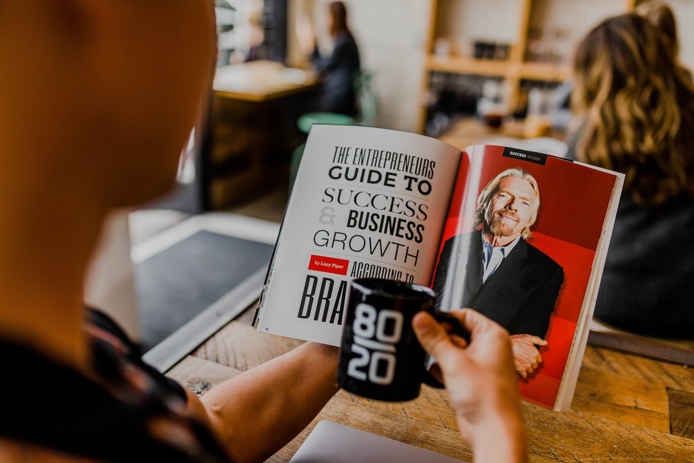 Mann liest Business-Magazin