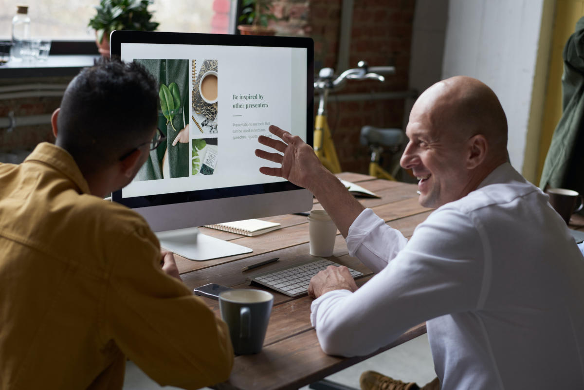 Mann zeigt Produkt auf dem Computer