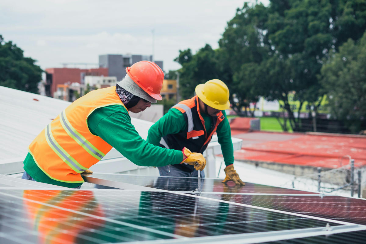 2 Männer arbeiten an Solaranlagen