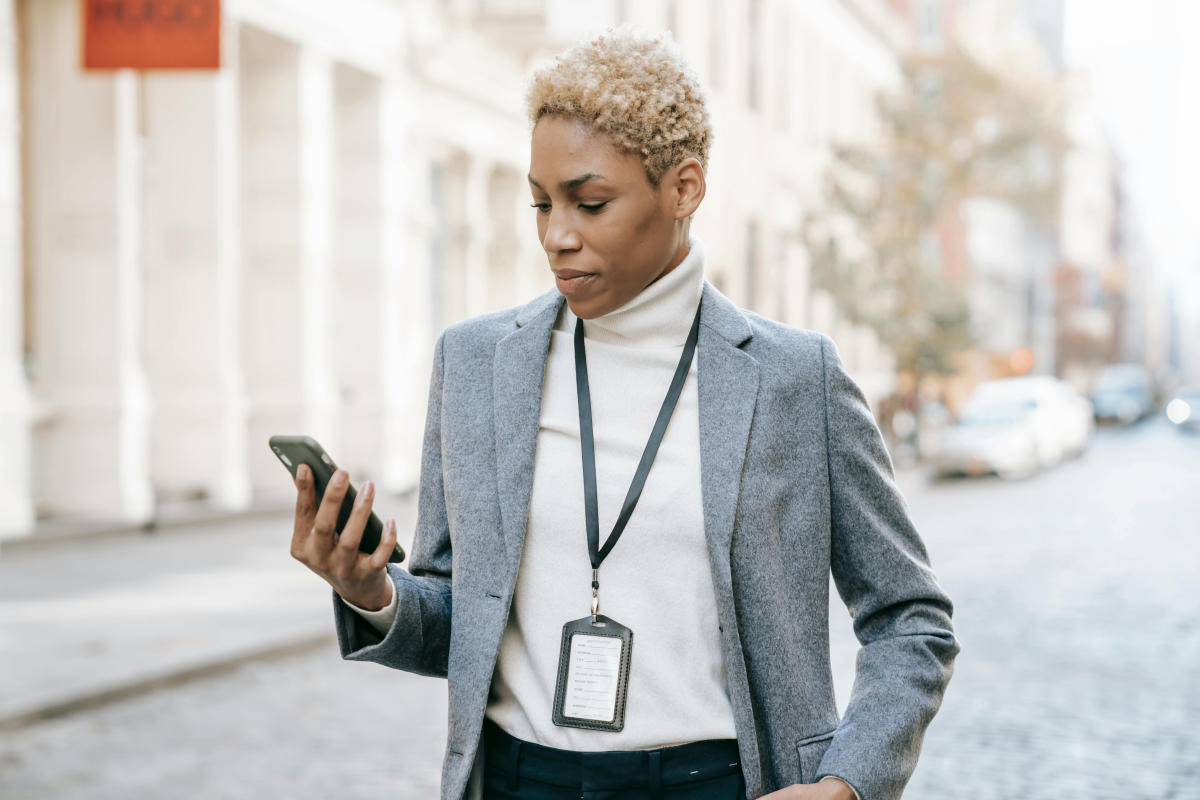 Person schaut auf ein Handy