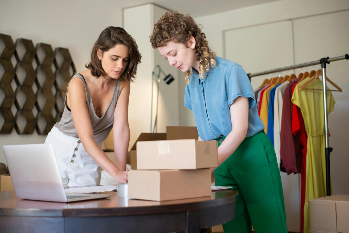 Zwei Frauen verpacken ein Paket