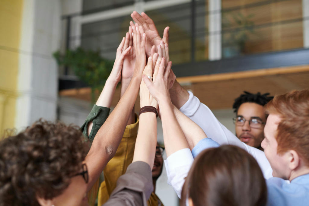Gruppe junger Menschen geben ein High-Five