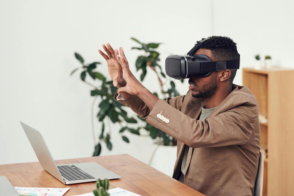 Mann probiert AR Fashion mit VR Headset aus