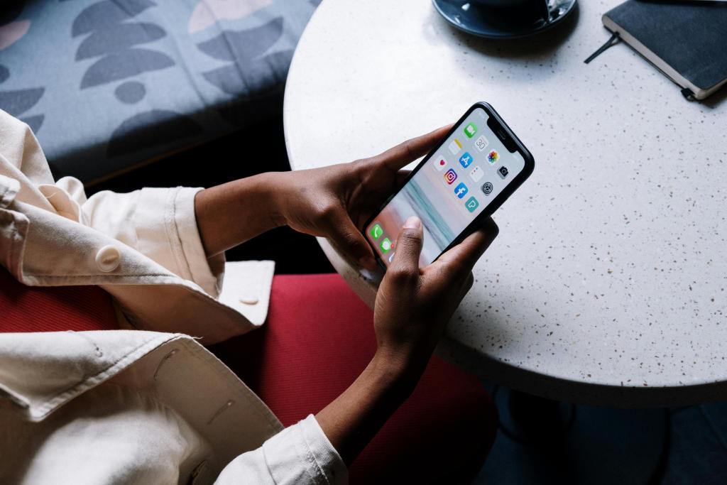 Person schaut auf ihr Handy