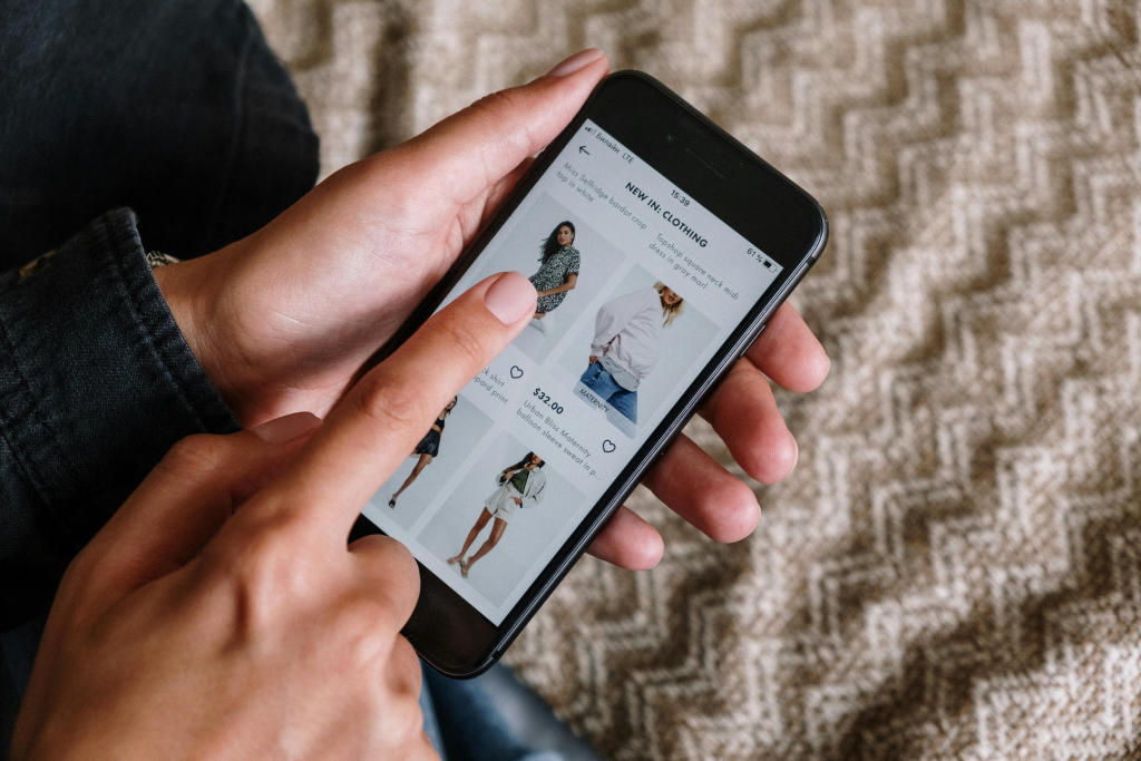 Kleidung im Online-Shop auf dem Handy