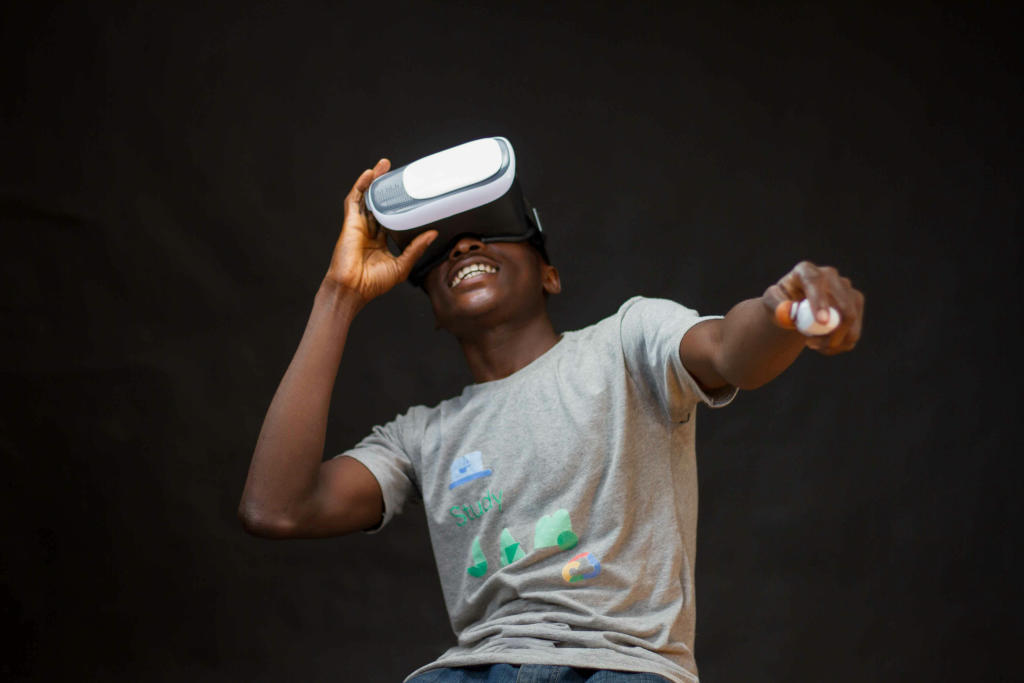 Mann spielt mit VR Headset