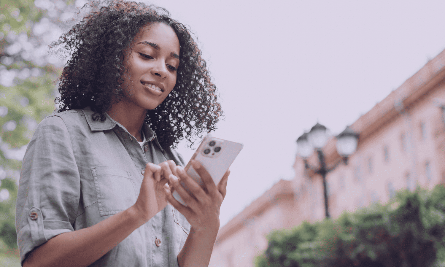 Frau guckt glücklich auf ihr Handy